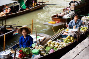 RATCHANBURI-thailand-thai-people-sale-food-product-wood-boat-canal-thai-foriegner-travelers-damnoen-saduak-floating-market